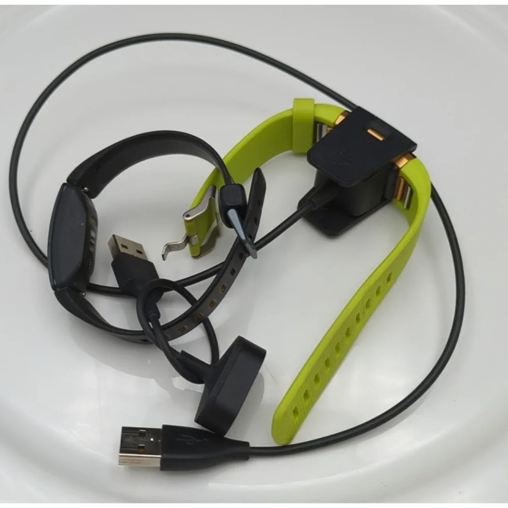 2 Fitbit Trackers with Chargers‎ and wrist straps Broken Not Working For Parts
